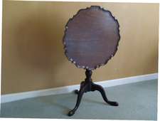 A Georgian piecrust tilt top