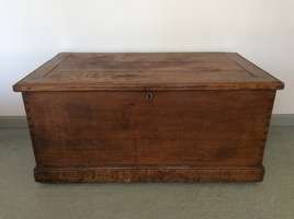 A Georgian oak trunk (coffee table)