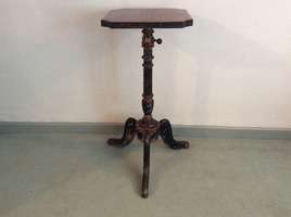 An adjustable Italian ttripod table