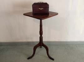 A late Georgian tilt top tripod table