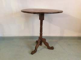 A French bobbin stem table