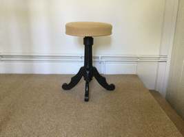 A 19thC adjustable piano stool