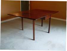 A Geo III mahogany dropleaf dining table